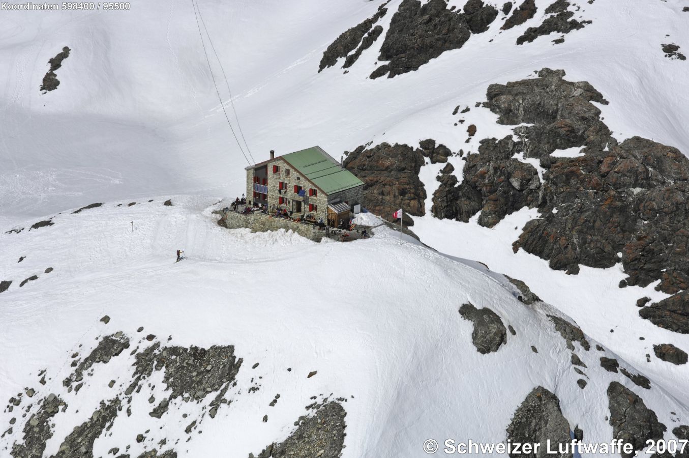 Cabane des Dix (CAS, 2928 m.ü.M.) an der Tête Noire, oberhalb des Clacier de Cheilon, eröffnet 1936 (1)